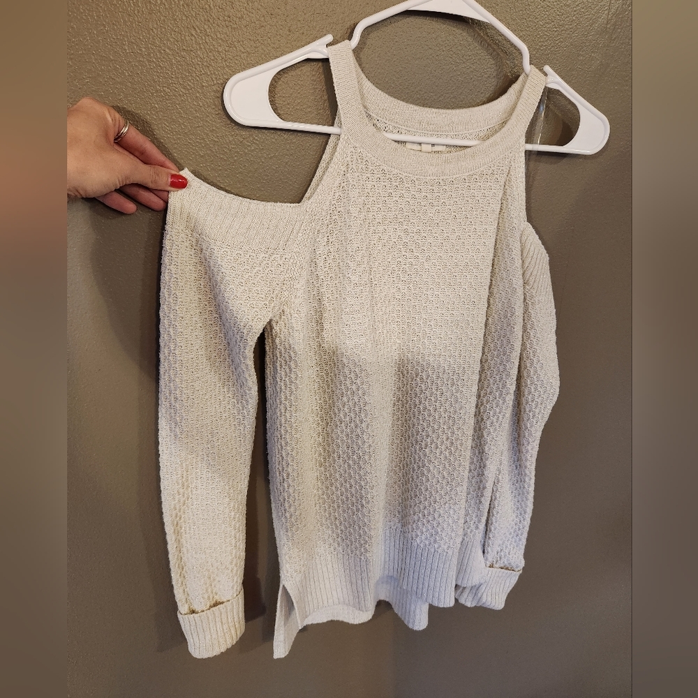 Shoulder cut out sweater